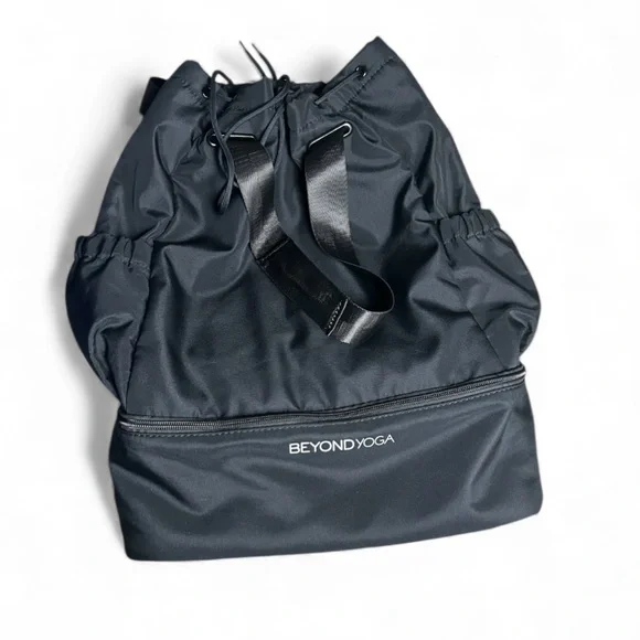NWOT Beyond Yoga Convertible Gym Bag Black Backpack Tote Pockets - Picture 5 of 8